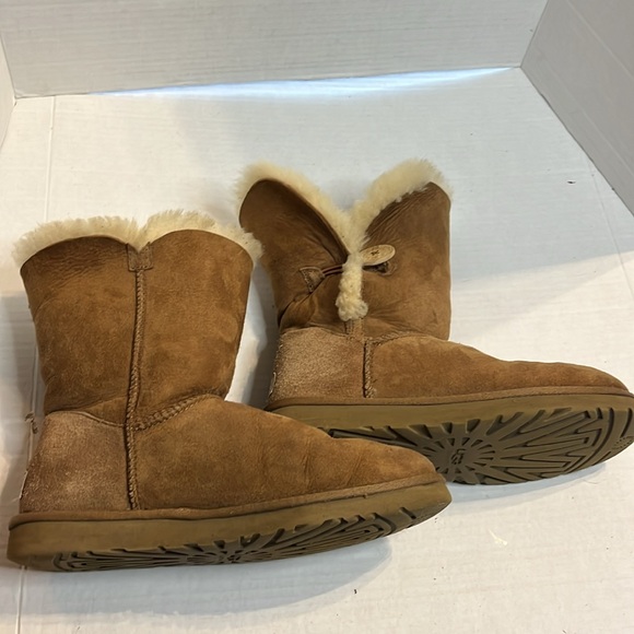 UGG Australia-8-chestnut brown classic comfy Cozy Sheepskin Boots button detail - Picture 5 of 15